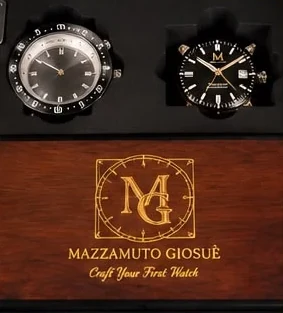 Les deux montres et la plaque en bois gravée « Mazzamuto Giosuè – Craft Your First Watch ».