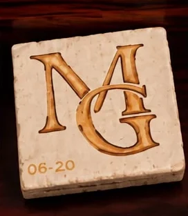 Pierre gravée du monogramme MG, numérotée 06-20.