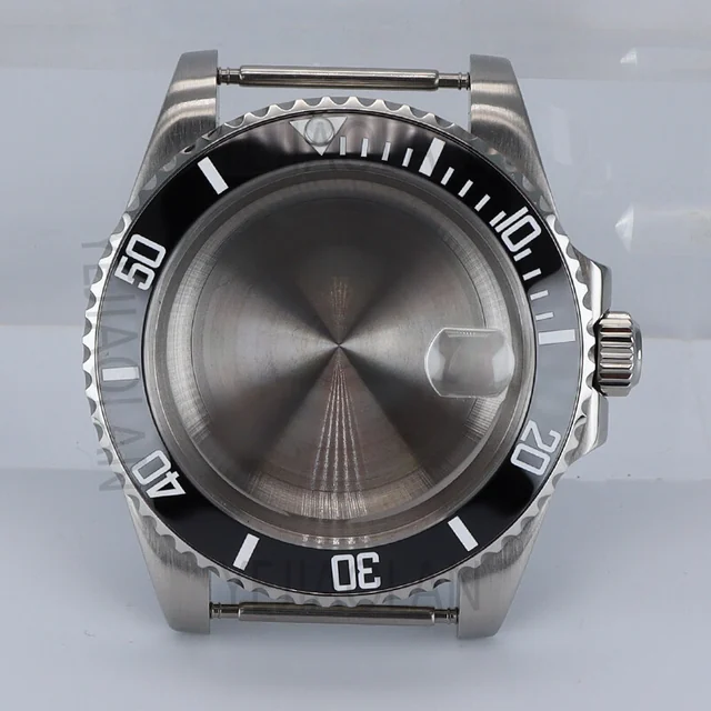 Boîtier de montre en acier avec lunette tournante noire graduée, vu de face.
